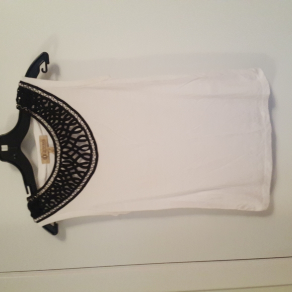 White sleeveless top with wide black collar - Picture 1 of 4